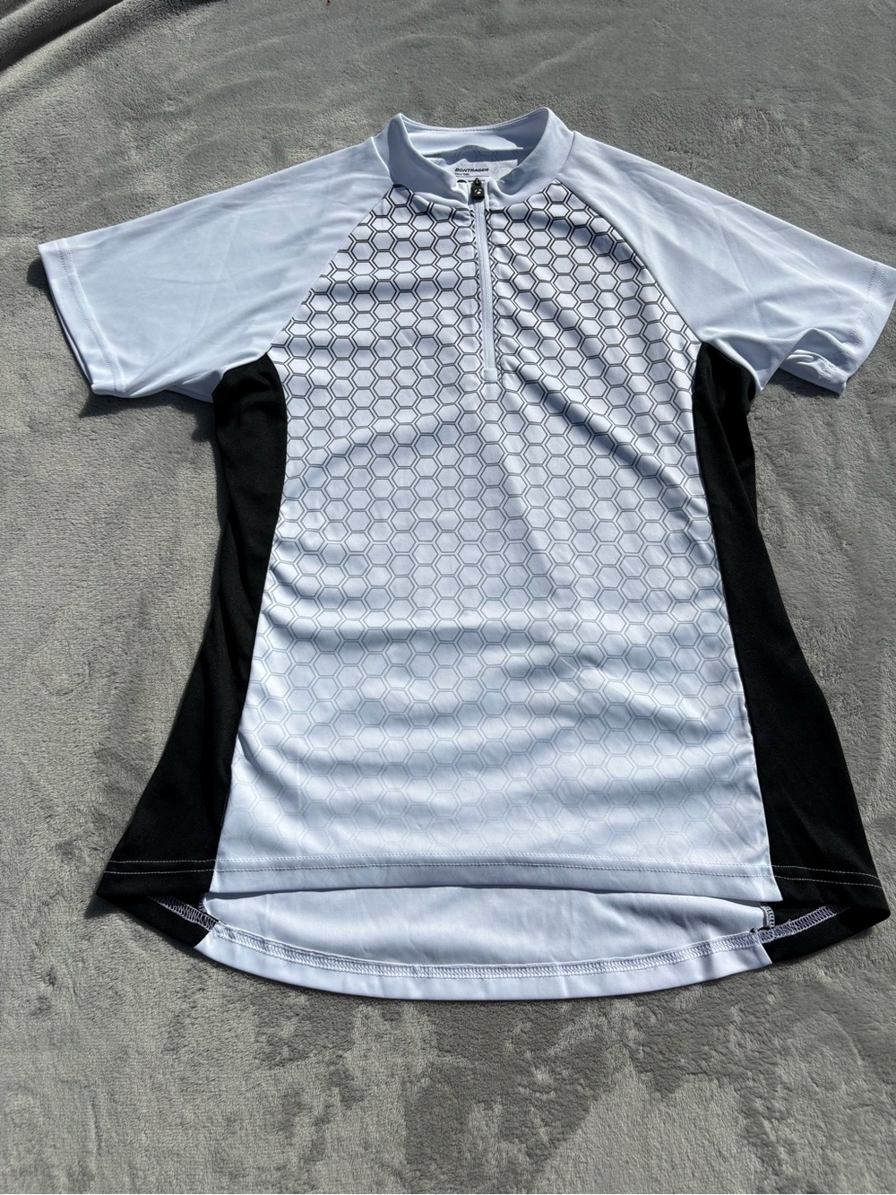 Bontrager cycling jersey white &black honeycomb pattern. Sz M. Semi Fitted